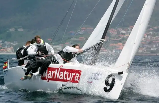 Si la vela gallega tuviera diez "Tibus" estaría al máximo nivel internacional. Grande José Luis Freire que con Luis Bugallo estarán en competición con el "Mar Natura". 