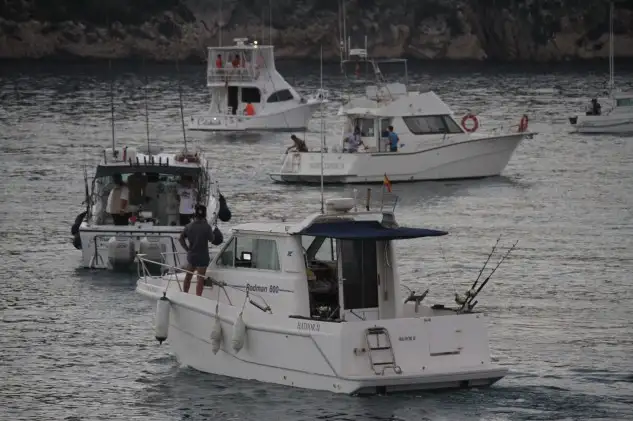 Los barcos saliendo del puerto de Moraira.