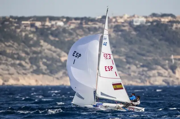 Los catalanes Alex y David Charles buscan el asalto al Mundial 470 Junior. Foto archivo Sofía: Pedro Martínez 