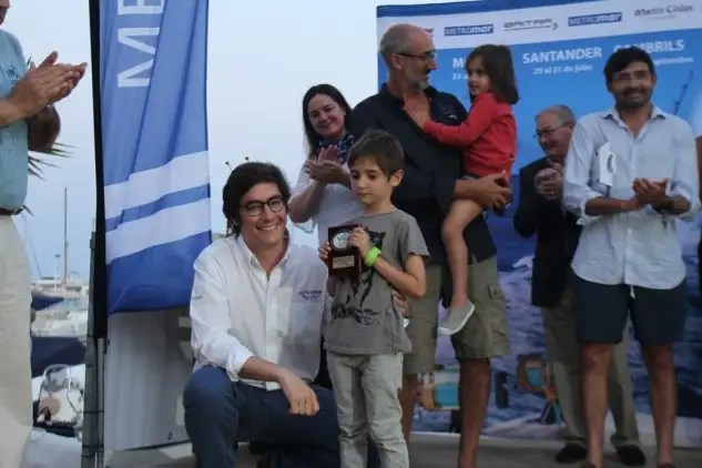 Enrique Calatrava entrega a Beltrán Martín el trofeo al pescador más joven en Moraira.