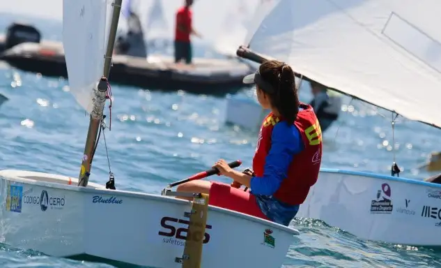Nuestra chica, Alba Trigo (RCN Sanxenxo), tampoco ha ofrecido su mejor versión en las salidas, pero sí en velocidad, lo que le ha permitido subsanar ese pequeño error y remontar posiciones en cada unos de los tramos, en ambas pruebas. En la primera Trigo firmaba una trabajada 13ª plaza, mientras que en la segunda no ha tenido tanta suerte y se ha despedido con un 24, lo que la deja en el puesto 69 de la general provisional.