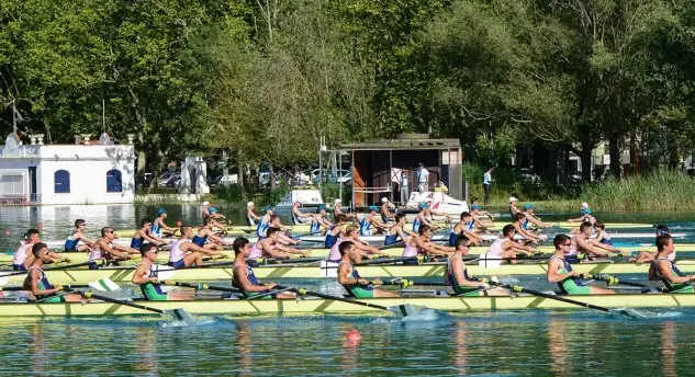 Cerca de 950 deportistas procedentes de 66 clubes se han dado cita en el Lago de Banyoles para tomar parte del Campeonato de España de Remo Olímpico para las categorías Juvenil, Sub23, Absoluto, Veterano y Remo Adaptado, disputado este fin de semana.
