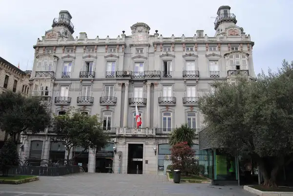 El más antiguo en teoría es el Real Club de Regatas de Santander