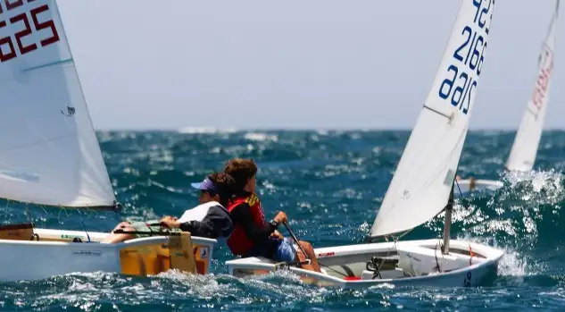 Por fin llegó el viento a Vilamoura. La jornada penúltima se ha desarrollado con una intensidad de 14 nudos de dirección Suroeste (Pep Portas)