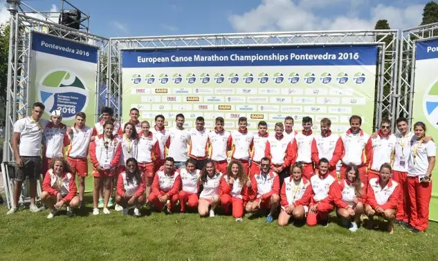 Tras la ceremonia de entrega de medallas, el equipo español posó para una foto grupal a la orilla del Lérez. Así finalizaba la tercera jornada de los campeonatos de piragüismo Pontevedra 2016, primera de las cuatro de las que consta el Europeo de Maratón. Llegamos, así, al ecuador de la competición con la certeza de que lo mejor está aún por llegar.