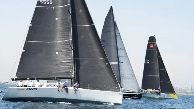 En primer plano el "Aifos"