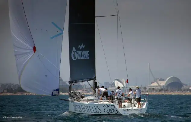El campeón del mundo y subcampeón de Europa, Adrián Hoteles, con la Ciudad de las Artes y las Ciencias como fondo. Foto: Luis Fernández