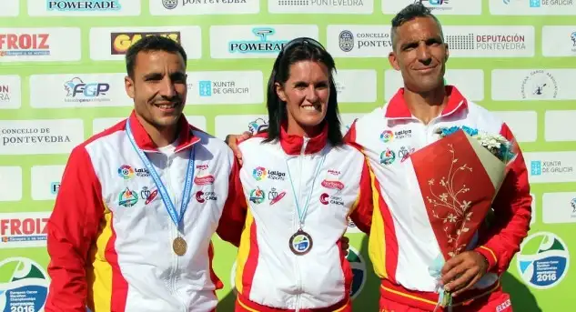 España suma tres nuevas medallas en los Campeonatos de Europa de Maratón Pontevedra 2016. La pontevedresa Raquel Rodríguez se colgó la medalla de bronce en C1, el zamorano Emilio Merchán la plata en K1 y el grovense Tono Campos se proclamó Campeón de Europa C1 de Maratón. En C1 mujer Belen Arnau se retiró en C1, en K1 Eva Barrios 7ª y Aurora Figueras 8ª, en C1 David Mosquera 7º y en K1 Iván Alonso 4ª. 