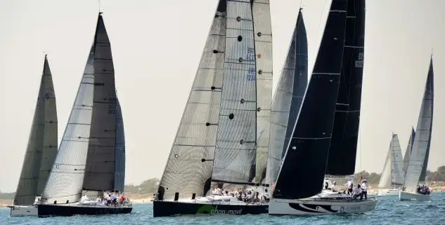 El Phonemovil y el Grupo Clínico Dr. Luis Senís, en plena lucha por la posición en la salida. Foto: José Jordán