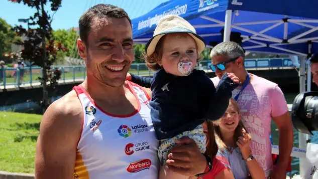 Antonio Campo feliz con su medalla de oro. os gallegos Tono Campos y Raquel Rodríguez inauguraron el casillero de medallas con un oro y un bronce respectivamente. El zamorano Emilio Merchán fue plata.