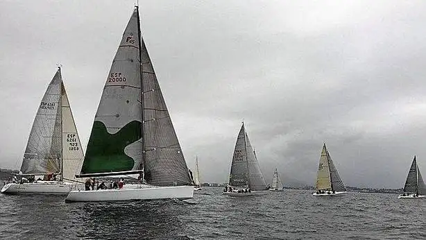 El viento presente en la regata ha sido, de forma predominante, de componente oeste, y los barcos han venido ciñendo todo el recorrido hasta llegar a aguas donostiarras, donde han realizado un través de ida y vuelta de 8 millas para acabar entrando en la bahía de la Concha. En categoría de IRC A el vencedor ha sido el Ashandar Wop, de Lorenzo Mendieta, del RCMA-RSC. En IRC B, el Gorilón de Emigdio Bedia, del RCM Santander, ha realizado la mejor regata de la jornada, mientras que en HN la embarcación ganadora ha sido la Tololi de Ino Etxaniz, del ATSS. En EKP A el Camborio de Juan Lizaso, del RCNSS, ha sido el primero en llegar, y en EKP B, el Bureba de Kike Ruiz.
