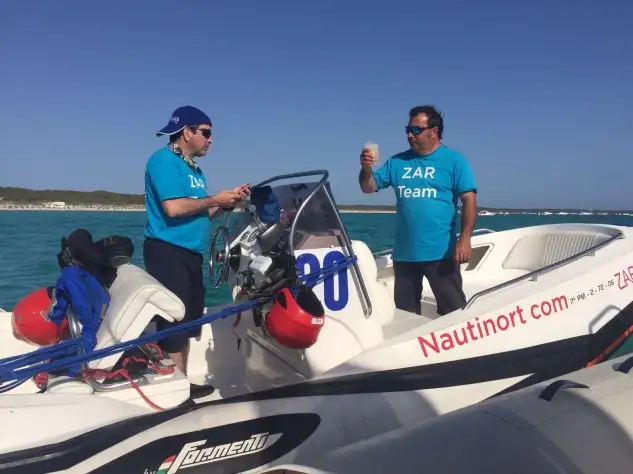 La tripulación del ZAR Team a bordo de su neumática.