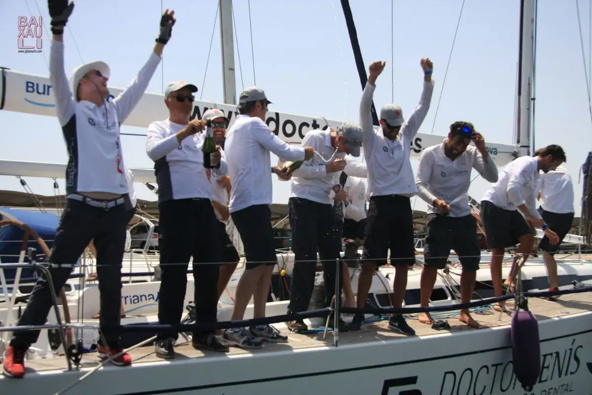 La tripulación del GC Dr. Luis Senís celebrando con cava la victoria en el Trofeo SM la Reina. Foto: Guillermo Baixauli