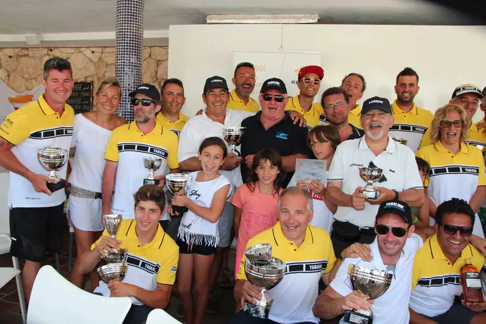 Los premiados del Raid Motonáutico de Mallorca con sus trofeos.