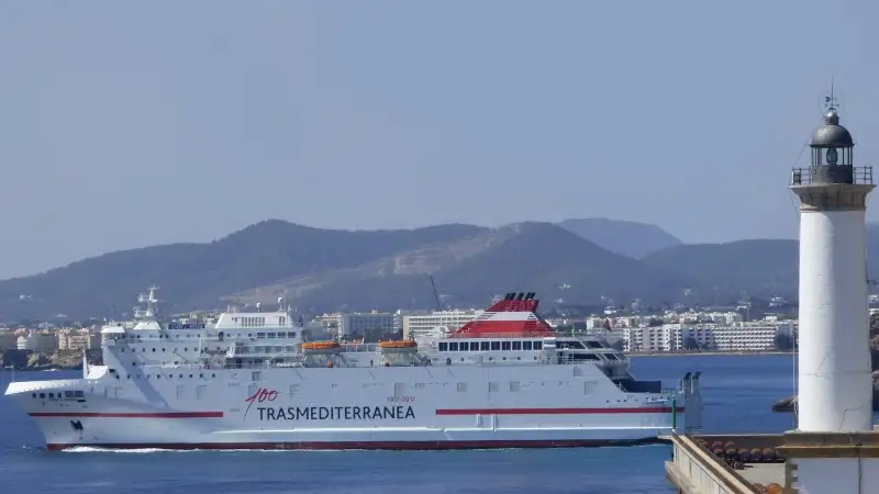 El buque JUAN J. SISTER, uno de los dos barcos con los que Trasmediterranea cubre la línea Valencia-Ibiza, ha mejorado este verano su oferta en cuanto a gastronomía y aspectos tecnológicos. Las novedades en tecnología triplican el ancho de banda de la wifi en las zonas comunes, incorporan una nueva versión de la APP Tranmeferry para gestionar las compras y ofertas con más facilidad, e incluyen una renovaba página web.