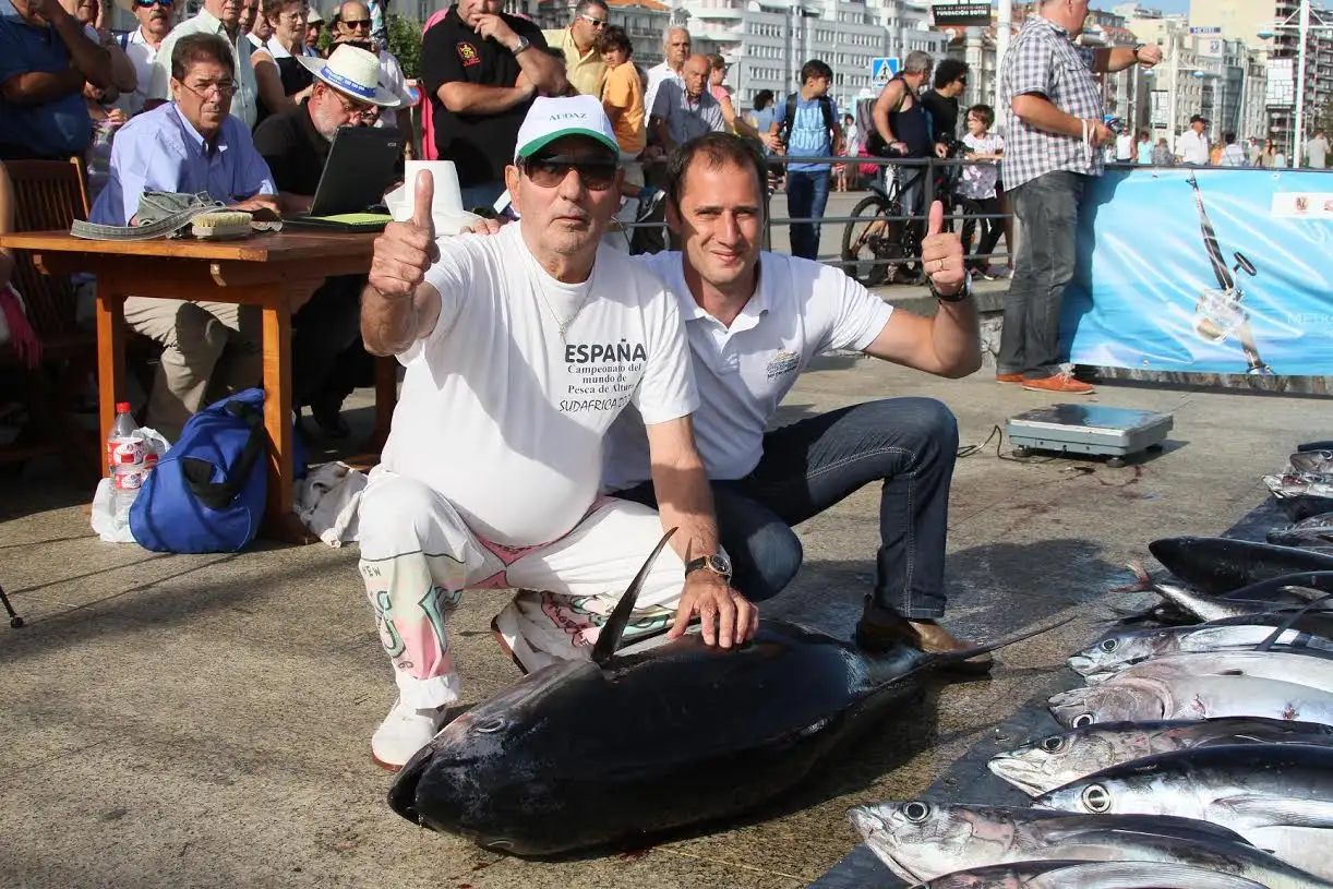 Pascual Durá con David Pérez Celma en la pasada edición del Ciudad de Santander, con un patudo que pesó en la báscula por encima de los 61 kgs.