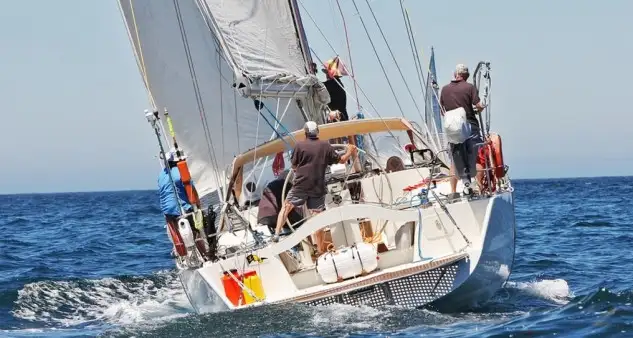 A las cinco de la tarde del sábado "Atlantis" del Liceo Marítimo de Bouzas marcha en tercer lugar, navegando casi a 4 nudos. Atrás a 10 millas "Free Spirit" y "Cleopatra" y más retraso el "Brumario".