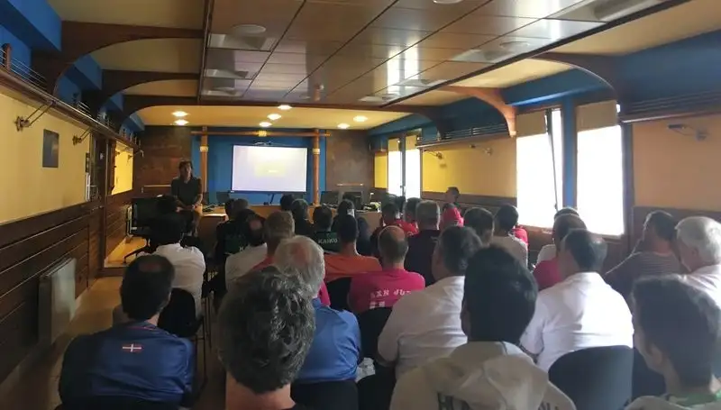 Josu Ayo, Técnico Médico responsable de la Agencia Vasca Antidopaje, se ha reunido hoy en Orio con los clubs de la ACT