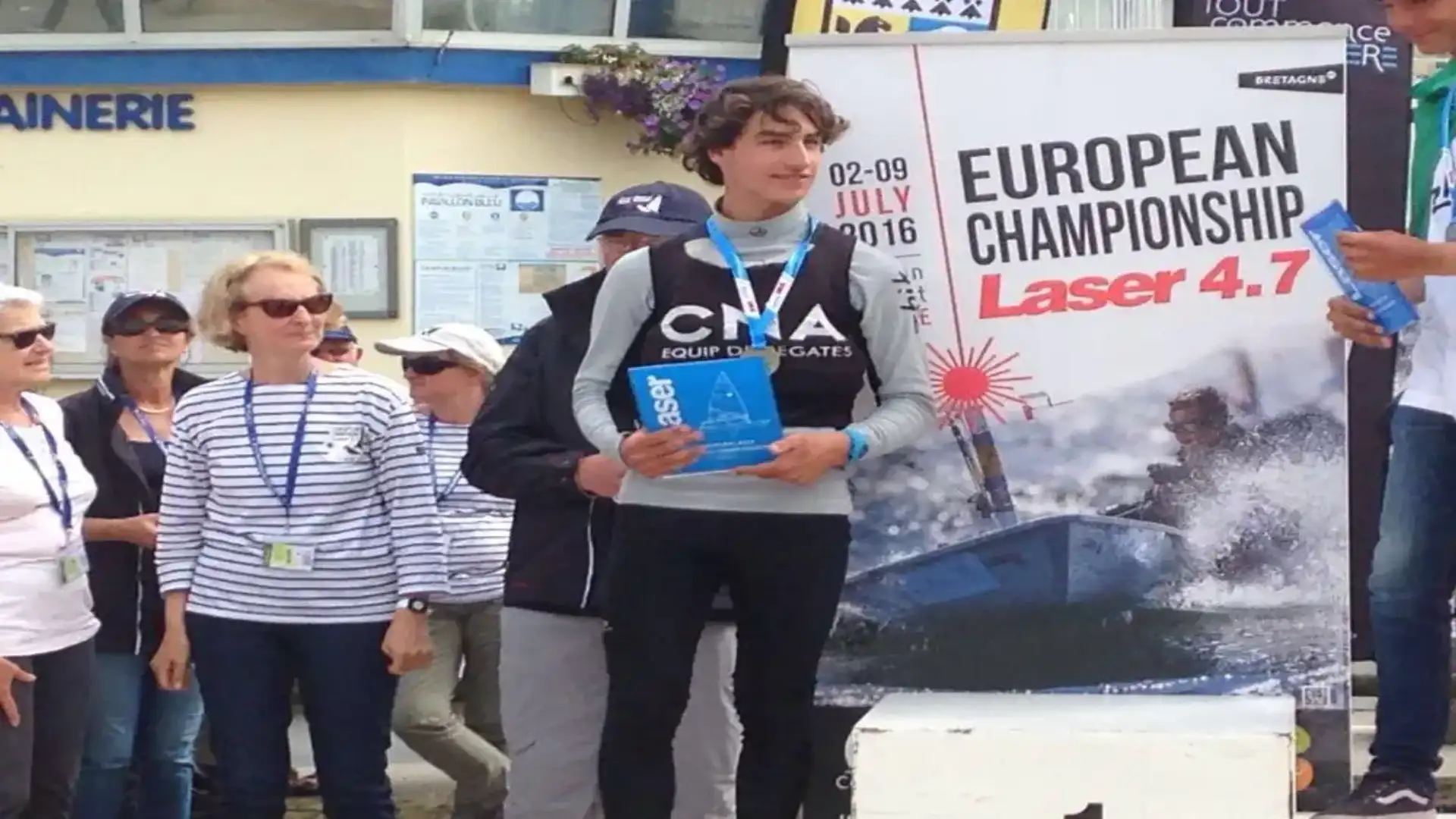 The Mallorcan Pep Hunter hangs the bronze medal in the European Laser 4.7