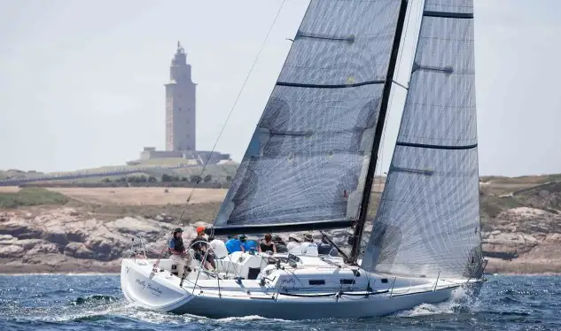 Bella estampa del "Gómez" al través de la mítica Torre de Hércules.