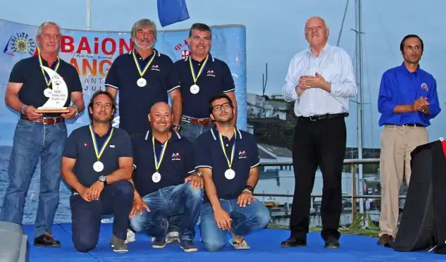 La tripulación del "Saint Maxime" con Miguel Lago a la cabeza, ganadores del primer acto: Baiona-Angra.
