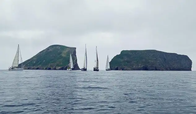 Con un poco de retraso se inició la Angra-Baiona, o sea el segundo acto. El marco increíblemente bello, digo de una película del 007.