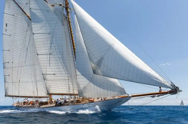 Espectaculares barcos clásicos y de época surcan las aguas catalanas. Foto: Martínez Studio