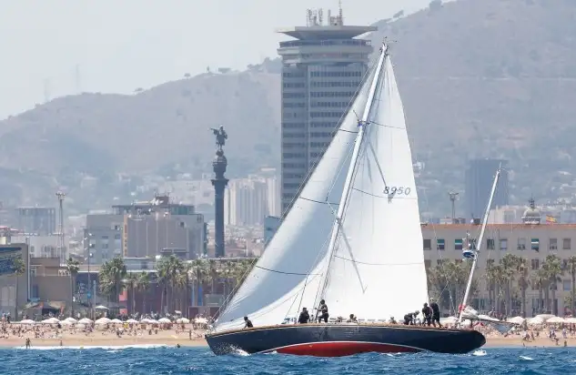 Los barcos de la Puig Vela Clàssica Barcelona navegando frente a las playas. Foto: Martínez Studio