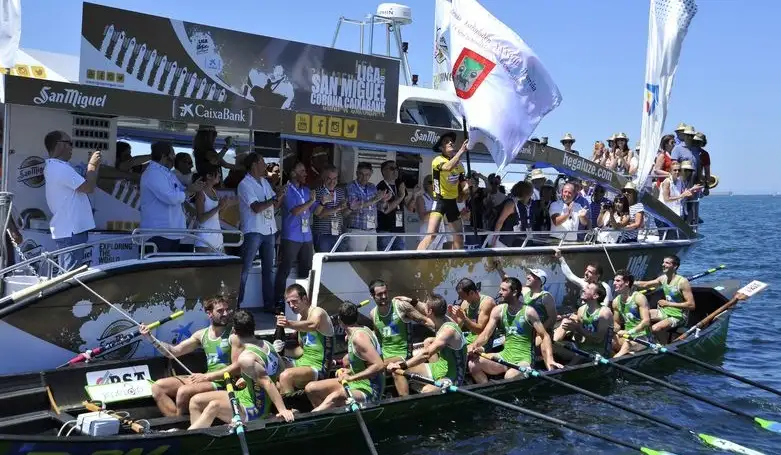 Nueva victoria para San Juan Iberdrola, que sigue también con su tiranía particular en la Liga Euskotren, logrando su cuarta bandera. En este caso, la VII Getxoko Ikurriña y con un registro de 10’40”36, aventajando en cinco segundos a Hibaika Jamones Ancín y Orio Babyauto, resolviéndose el segundo puesto a favor de las de la ‘Madalen’ por tres décimas. Ha completado la tanda Cabo, dejándose medio minuto. De esta manera, las rosas se escapan en solitario en la clasificación con cuatro puntos de renta frente a las errenteriarras.