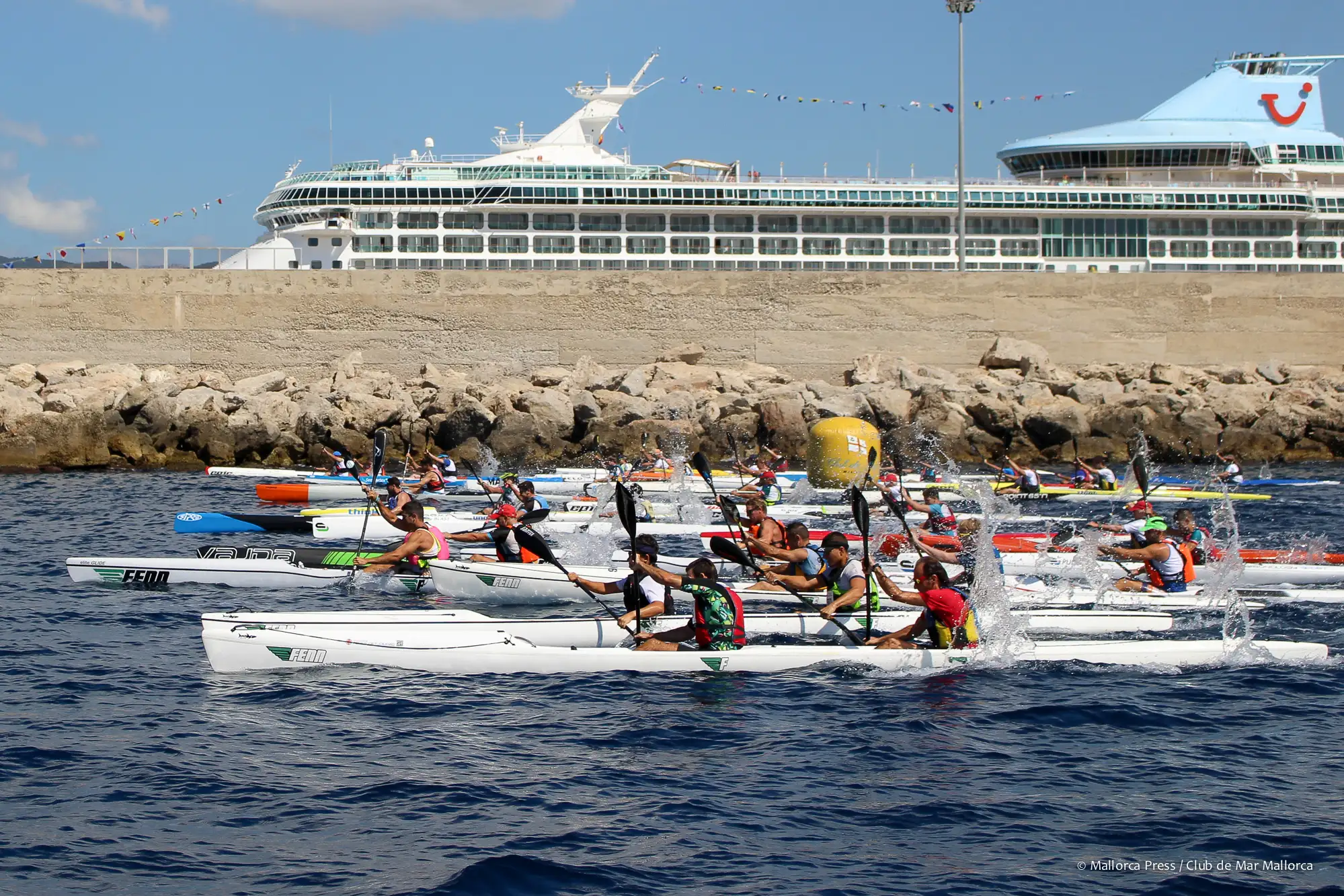 Salida del kayak de mar con el puerto de Palma al fondo.