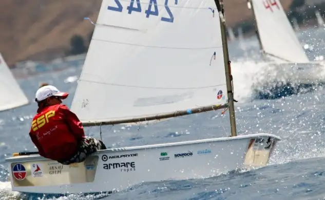 Tres regatistas españoles finalizan el día en el top ten: Arnau Gelpí se coloca cuarto y José Toronjo octavo en chicos, mientras que en chicas Iset Segura es sexta. Posiciones buenas para los otros cinco integrantes del combinado español, tras la primera jornada en la que se han completado tres pruebas