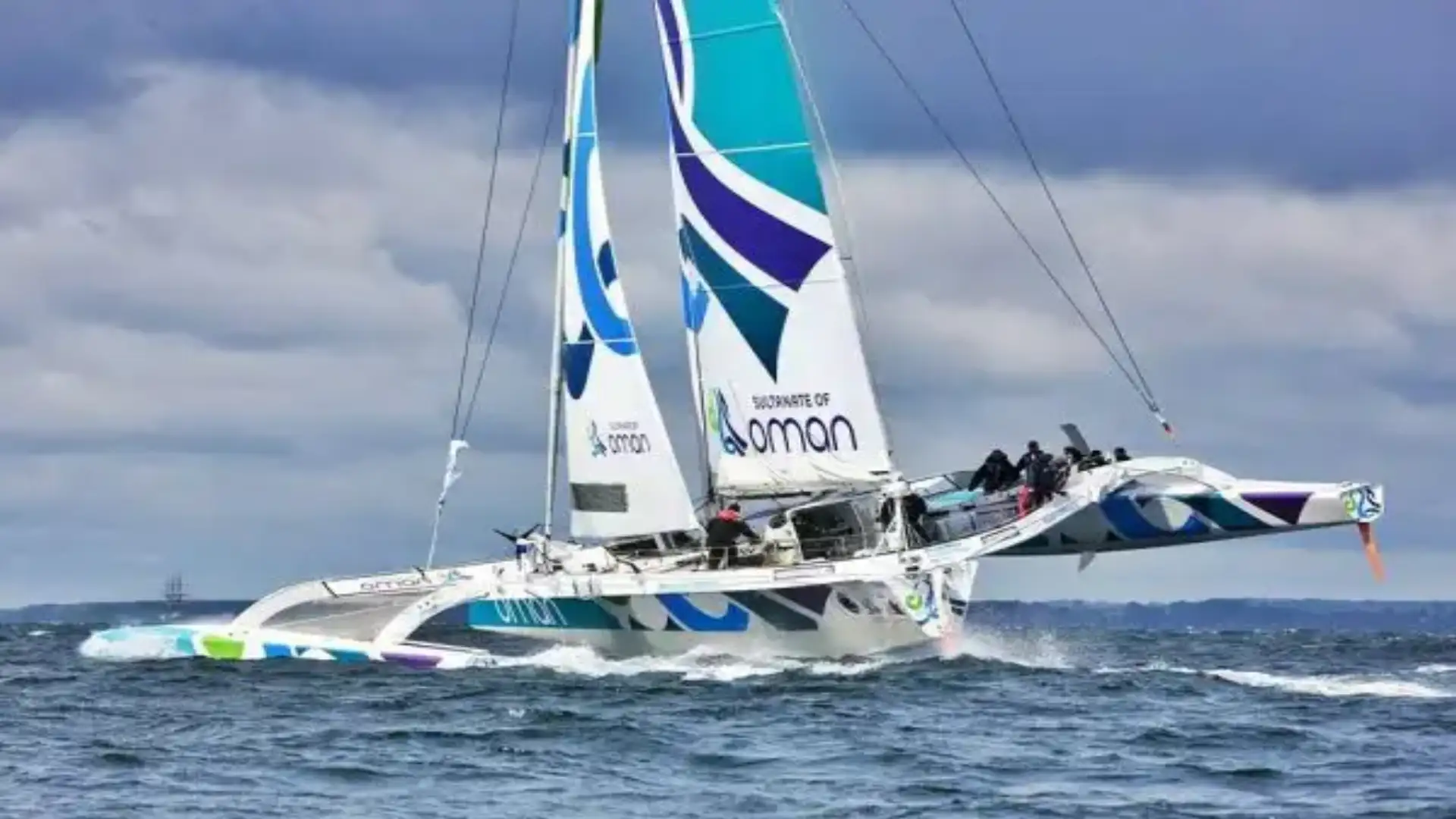 Alex Pella's "Oman Sail" turn and the crew is rescued by an oil tanker