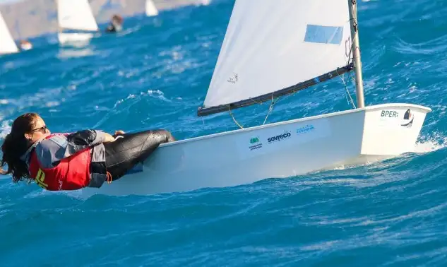 En chicas, quienes sólo han completado hoy una prueba, Iset Segura baja dos puestos... hoy ha finalizado en el puesto 24. Alicia Fras es la que mejor parcial ha obtenido hoy, en una jornada complicado por el viento. La de Cambrils ha cerrado su prueba en el puesto 13, lo que hace que tras el descarte se quede en el puesto 20 con 48 puntos en su casillero. Carmen Losantos ha firmado un discreto 38 y ocupa el puesto 22 de la general con 49 puntos.