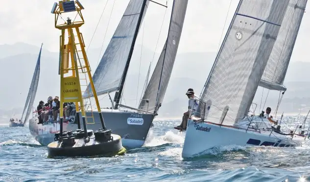 Virada en la baliza de "Os Carallons" con "Pairo" por delante del "Aceites Abril".