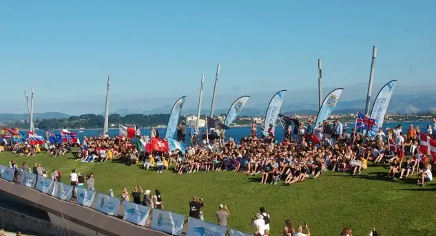 La Ceremonia de Inauguración, celebrada en la Duna Zaera de Santander, ha dado el pistoletazo de salida del Campeonato del Mundo de FEVA que se celebrará hasta el próximo viernes 29 en aguas de Santander.
