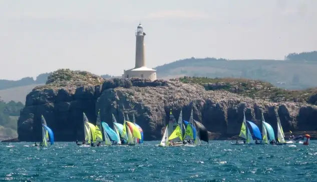 Los cántabros Pablo Fernández y Laureano Salcines continúan en el Top10 en octava posición, empatados con el séptimo, siendo los mejores españoles clasificados y los únicos que a partir del miércoles se jugarán el podio mundial en el grupo Oro tras haber anotado en la jornada un tercer puesto y un 16. Los segundos españoles es la tripulación femenina de Paloma Armegod y Malena López que escalan puestos y se sitúan en la posición 64 tras anotar un cuarto y un 26. Susana Hurtado y Cecilia Rodríguez suben una posición en la jornada y se sitúan en la plaza 85, tras anotar un 16 y un 45. Por su parte, Vara Carpintero y Alma Salmón en el puesto 109 de la tabla ayer suben al 106 al anotar un 29 y un 27 en la jornada. Víctor Maruri y Rafael González anotan dos 41 que les hacen situarse en el puesto 129, mientras que justo a su popa se encuentran Lucia Diez y Marta Diez en el puesto 130. Carlos Martínez y Álvaro Fernández también han sufrido en la jornada al anotar un 44 y un 32 que les otorga el puesto 138. 