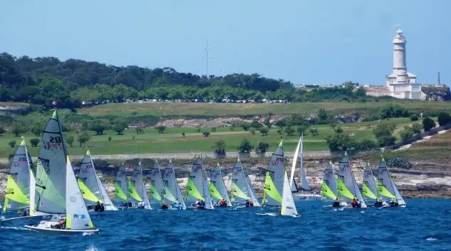 Liderato en la general para los inamovibles británicos que copan puestos hasta la quinta posición (con Peters/Johnson, Pank/Dickinson, Lewis/Marshall, Taylor Carron, Elliot/Miles), seguidos de las kiwis Liefting/Dickson y de los italianos Zinetti/Carbonelli. Pablo Fernandez y Laureano Salcines caen, al 19º posición de la general.