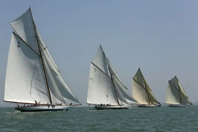 Los espectaculares 15m navegan un año más en aguas de la bahía de Cádiz.