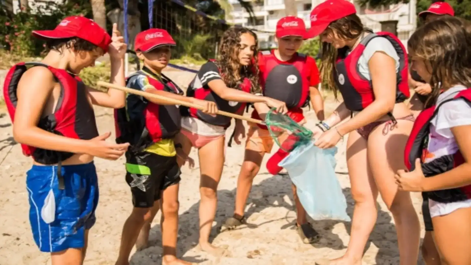 Half a hundred students from Calanova help clean the beaches