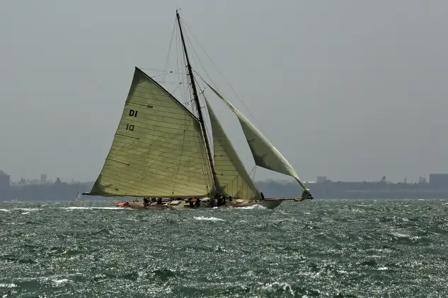 El fuerte viento que sopló en la bahía de Cádiz marcó la segunda jornada de la regata de Clásicos.