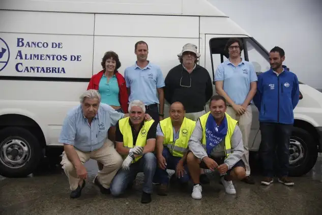 Los patrones de Nereo, Txitxiro y Navega Cambrils con los representantes de la Organización y del Banco de Alimentos tras la manga celebrada el sábado, en la que se le entregaron por parte de los participantes 800 Kg. de bonitos y patudos (Pedro Seoane)