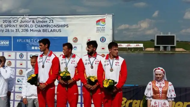 Y no hay 2 sin 3, pues ha caído el segundo bronce: El K4 S23 de Javier Cabañín, Juan González, Albert Martí y Roi Rodríguez lideró la práctica totalidad de la carrera pero a falta de 150 metros los bielorrusos primero y los húngaros después relegaron a los españoles al tercer escalón del podio. Tercera medalla para España en los campeonatos del Mundo Júnior y S23 de Canoe Sprint Minsk 2016 en Bielorrusia.