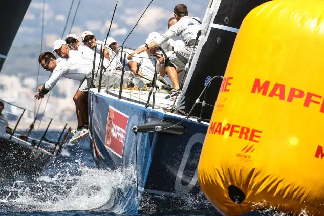 El Azzurra llegando a boya domina en IRC 1. Foto: Jesús Díez/Dymages