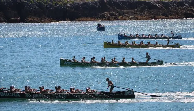 La bella "Fortificación de Flavio", o sea "Flavióbriga", o sea "Castro Urdiales" es donde se va a dirimir el nuevo campeón de España de traineras.