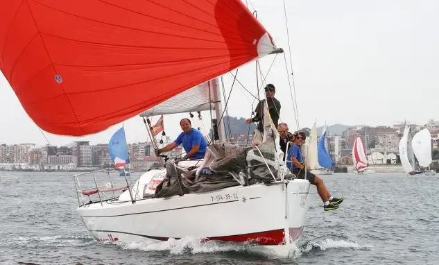 "Aizen" es el nuevo líder de la Regata El Gaitero, igualado con "Gorilón", ambos del Marítimo de Sntander (Foto Félix G.Muñiz).