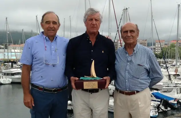Manuel Salvadores, Guillermo Poyán y José Luis Tuya, con el bellísimo trofeo Memorial Guillermo Poyán tras la presentación en el Club de Mar de Villagarcía de Arosa.
