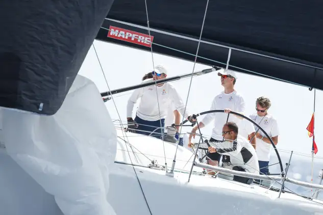 El Rey Felipe VI navegando hoy a bordo del "Aifos" © Nico Martínez/Copa del Rey MAPFRE