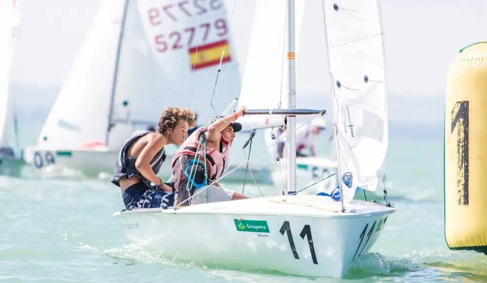 El Real Club Náutico de Valencia sigue por la senda del éxito. Los hermanos Balaguer bronce en el Europeo Juvenil de 420 (Leonard Szabo).