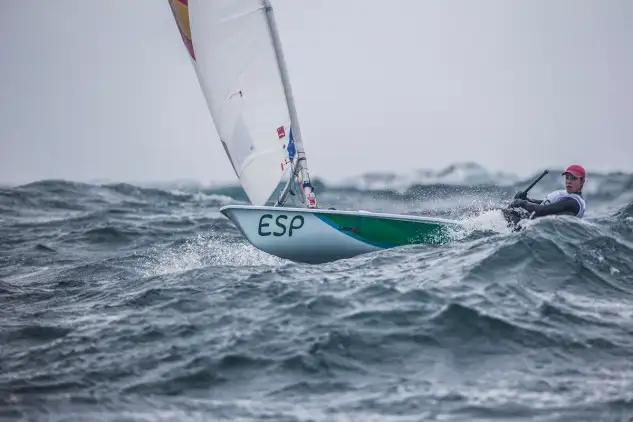 Alicia Cebrián planeando sobre las olas de Rio en su Laser Radial. Foto: Jesús Renedo