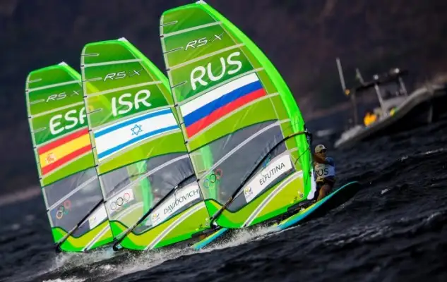 Marina Alabau luchando con las representantes de Rusia e Israel (Foto Pedro Martí)